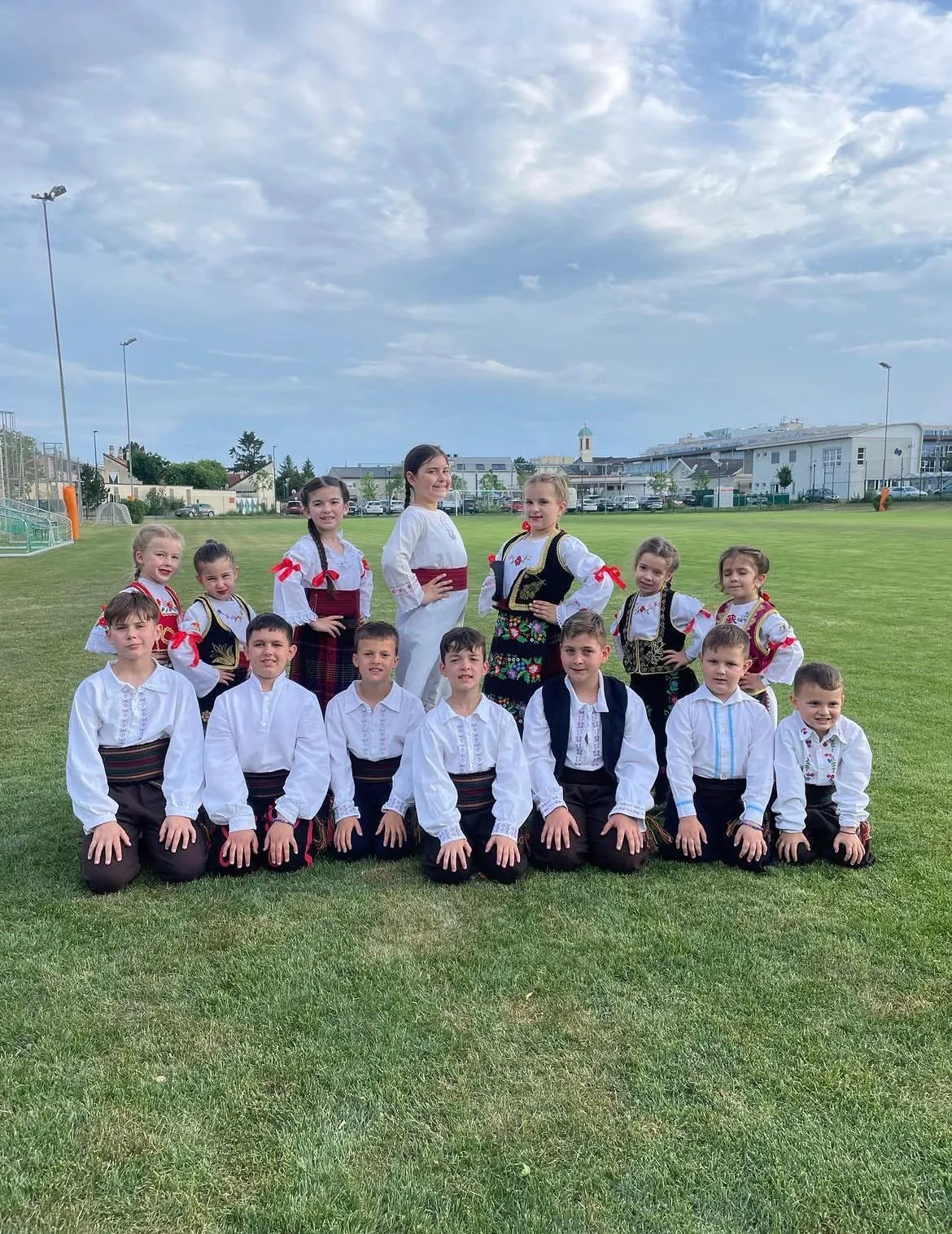 Kinder in Tracht auf einem gemeinsamen Foto von Dukat