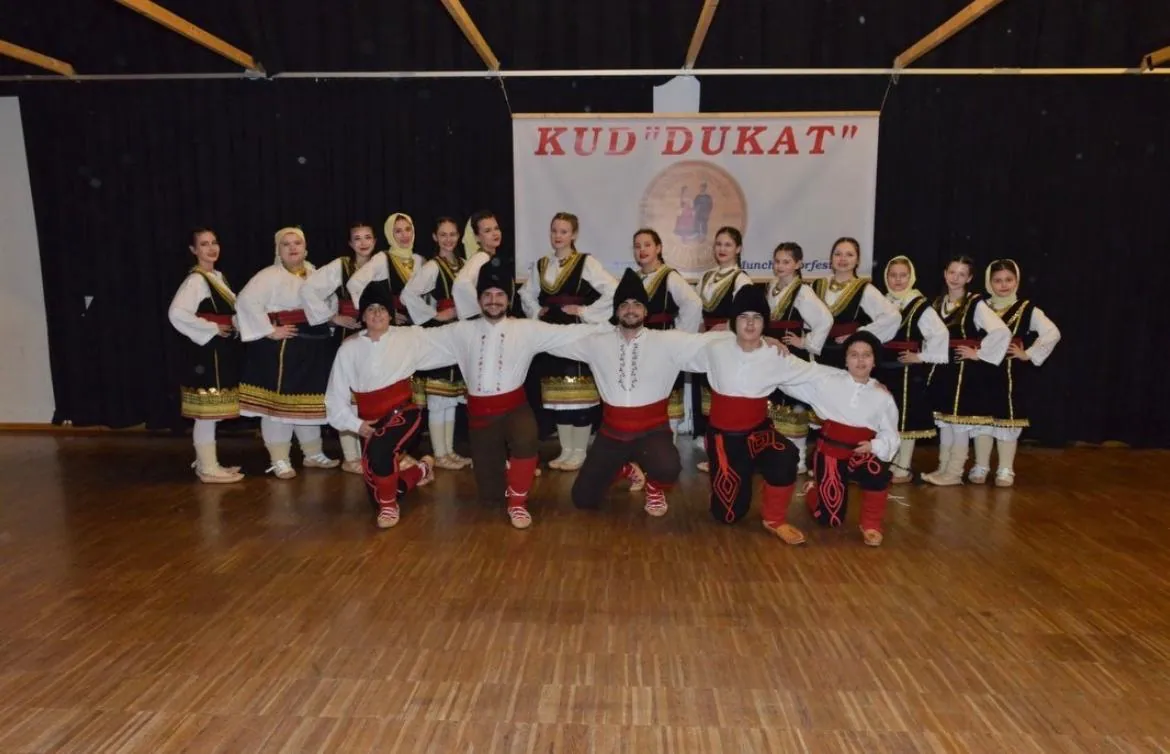 Tänzerinnen und Tänzer von Dukat in Tracht auf der Bühne
