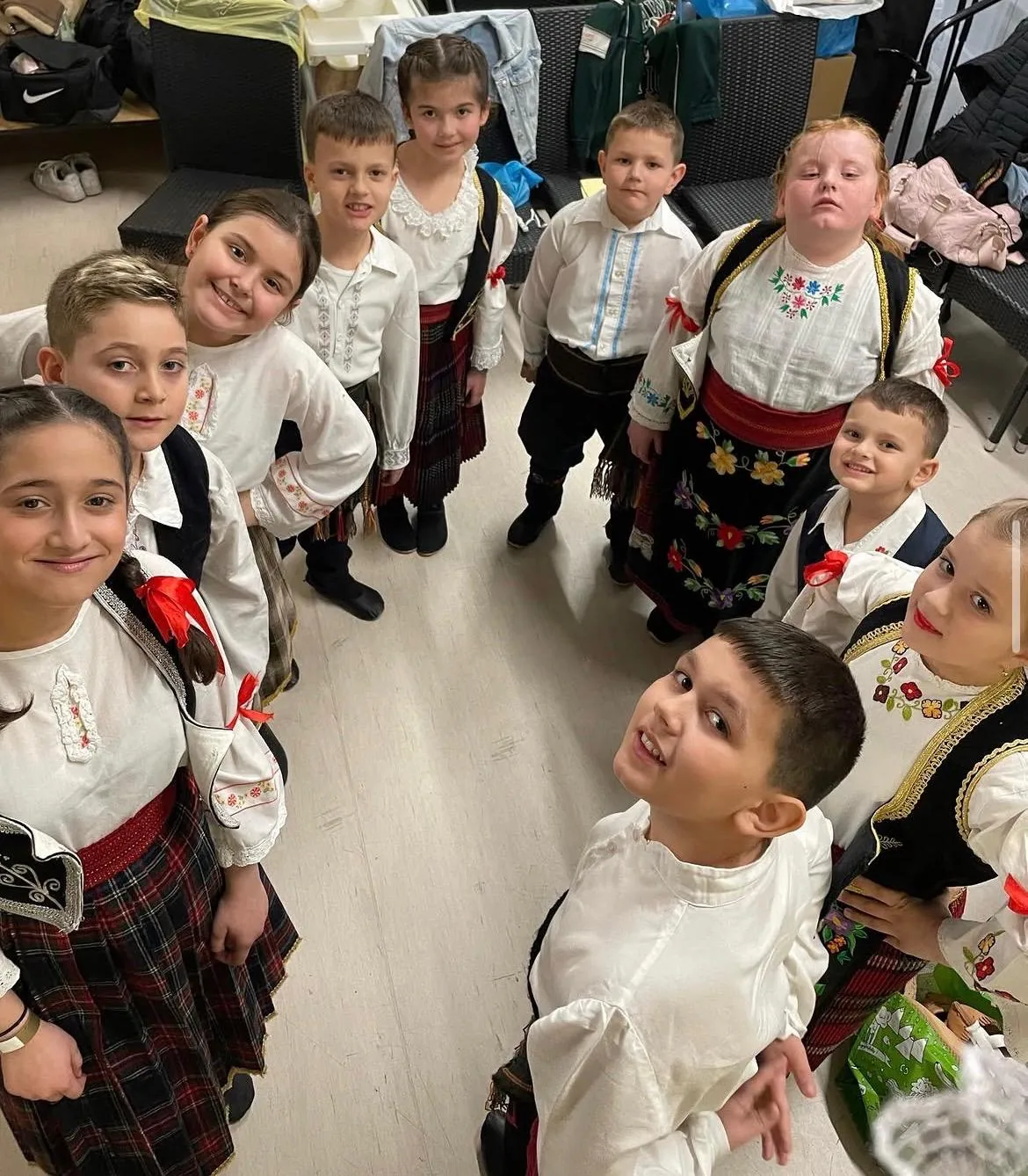 Kinder in Tracht auf einem gemeinsamen Foto von Dukat